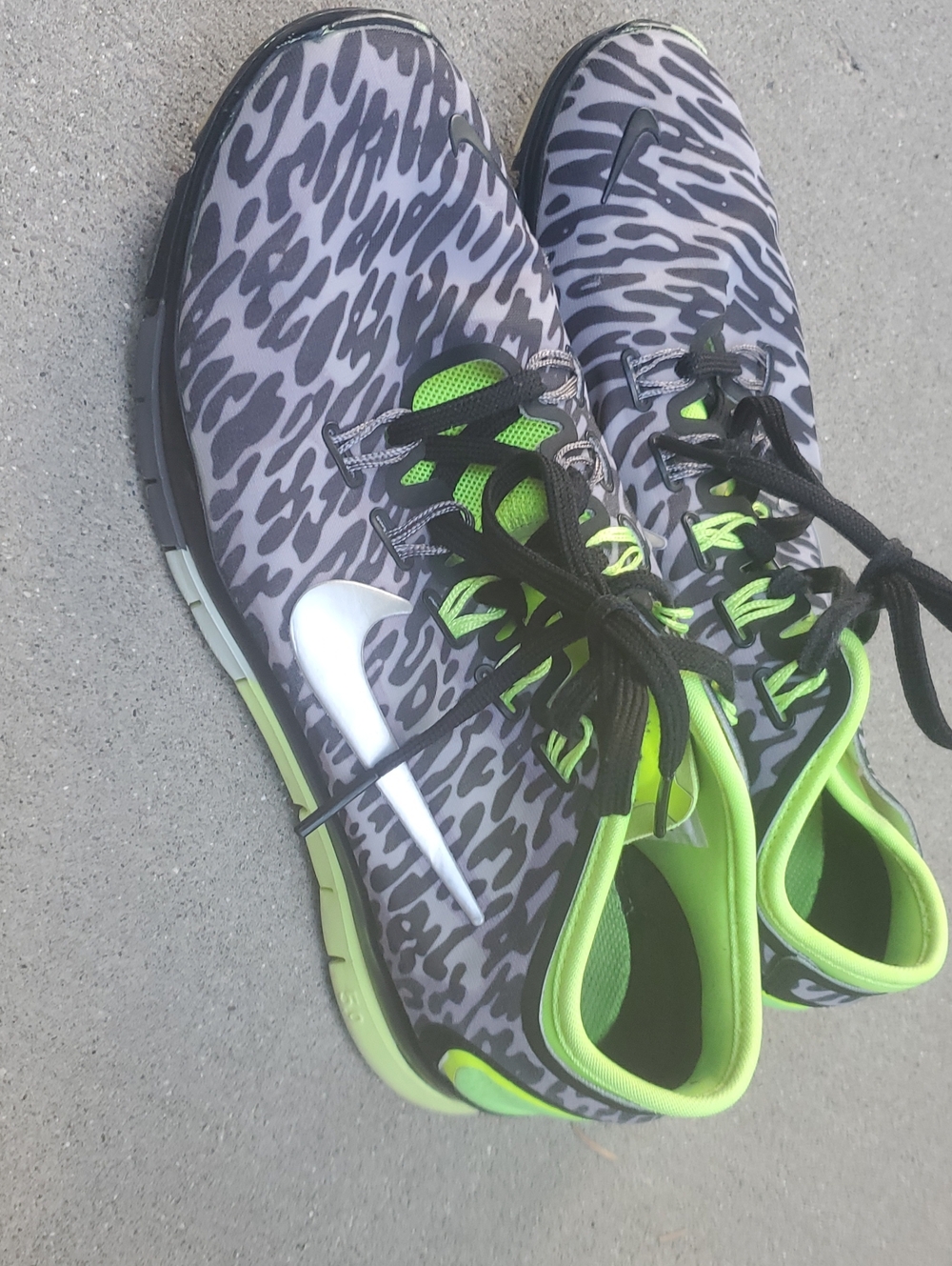 Nike Free TR Connect 2 Size 6 Gray Animal-Print Sneakers with Neon Green Accents
